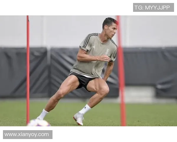 球星足球运动员腹肌训练与身体管理的完美呈现